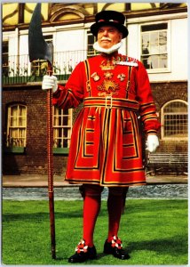 VINTAGE CONTINENTAL SIZE POSTCARD THE YEOMAN WARDER THE TOWER OF LONDON ENGLAND