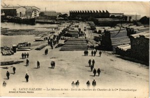 CPA St-NAZAIRE - Les Maisons du bois-Sortie des Ouvriers des Chantier (250981)