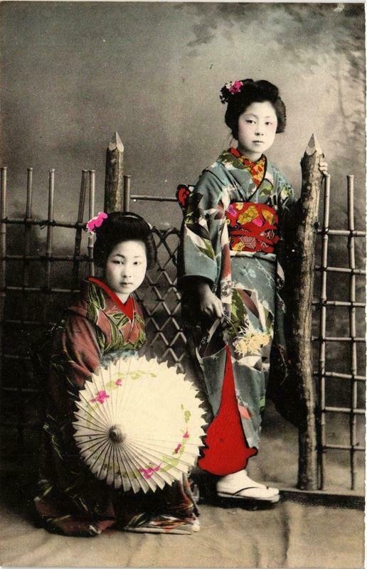 CPA AK geisha girls hand colored postcard JAPAN (609510)