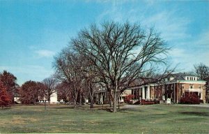 DE, Newark  UNIVERSITY OF DELAWARE Warner~Robinson Halls~Morris Library Postcard