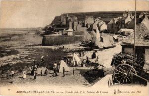 CPA ARROMANCHES-les-BAINS - La Grande Cale & les Falaises de Fresnes (515960) 
