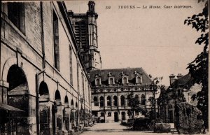Troyes - Le Musee. Cour interieure   PC
