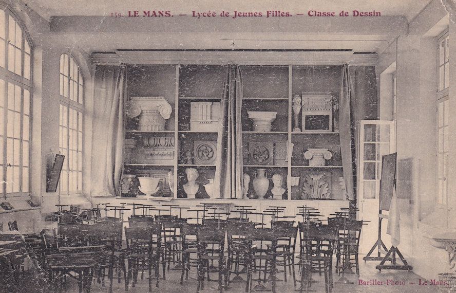 Le Mans Ecole des Jeunes Filles Grande Cour au Mans