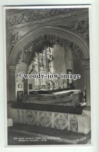h1068 - The Church interior , Godshill Village , Isle of Wight - postcard