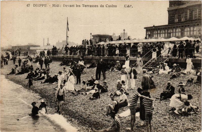 CPA DIEPPE Midi Devant les Terrasses du Casino (416073)