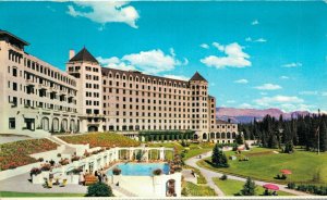 Canada Canadian Rockies Chateau Lake Louise Vintage Postcard 07.52