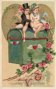 Valentine Day, Winsch 1910, Schmucker, Cupid Hands Mail to Lady on Letter Box