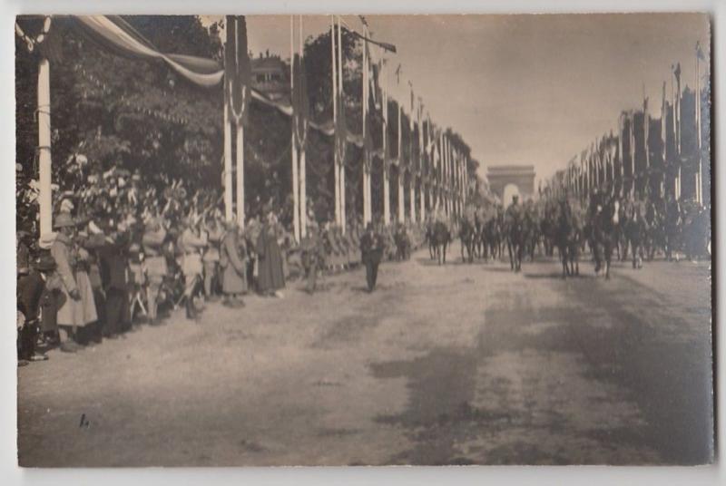 1920s? PARIS French FRANCE RPPC Postcard WWI Soldiers Parade Arc de Triomphe