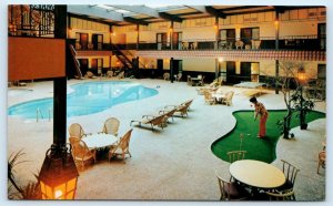 GREEN BAY, WI Wisconsin ~ DOWNTOWNER MOTEL Putting Green c1970s  Postcard