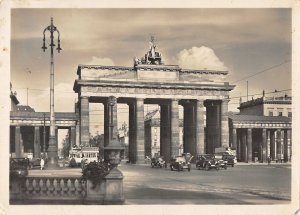 US4204 Berlin Brandenburger Tor Vintage Cars Voitures Postcard