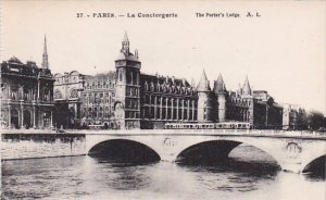 France Paris La Conciergerie et le Pont