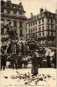 CPA Lyon- Place des Terreaux,Les pigeons apprivoises FRANCE (1025252)