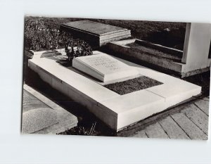 B-166737 The grave of the Rt. Hon. Sir Winston Specnce Churchill, England