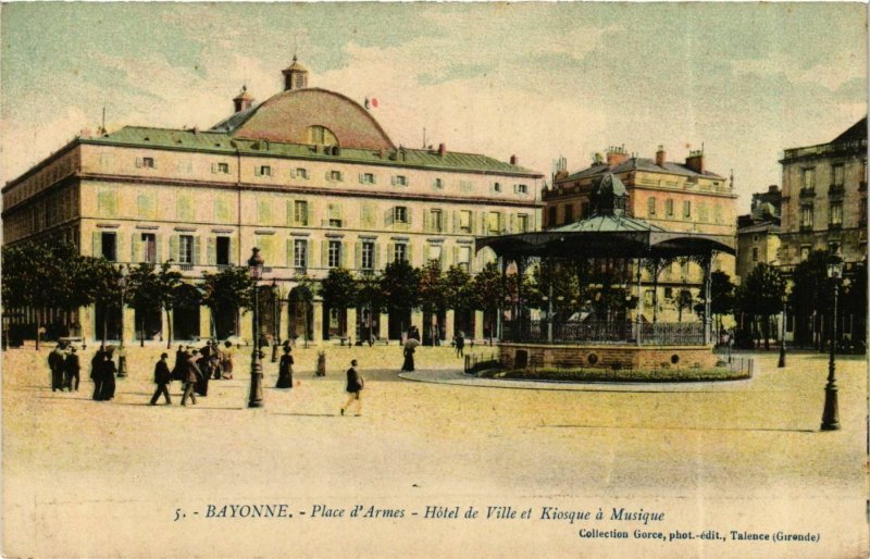 CPA AK BAYONNE Place d'Armes Hotel de Ville et Kiosque a Musique (868774)