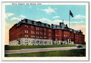 1944 Mercy Hospital Building View Classic Car Road Des Moines Iowa IA Postcard