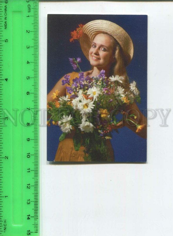 474496 1995 advertising Rosgosstrakh insurance girl flowers Pocket CALENDAR