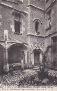 France Tours La Cour interieure de la Maison de Trsitan l'Hermite 1914