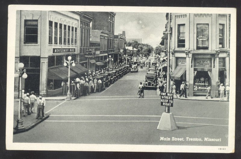 TRENTON MISSOURI DOWNTOWN MAIN STREET SCENE PARADE VINTAGE POSTCARD