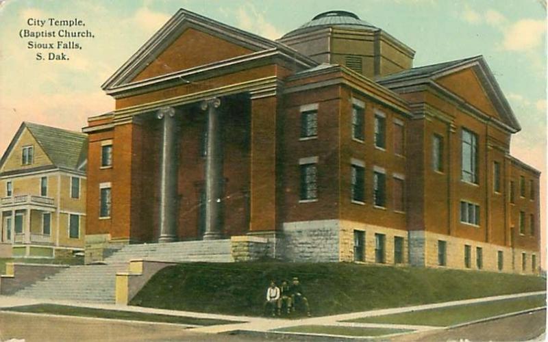 Sioux Falls, SDCity Temple Baptist Church  3 Men on Grass  Postcard