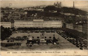 CPA LYON - Ensemble de la Place Bellecour Une Revue des Troupes (427287)