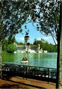 CONTINENTAL SIZE POSTCARD VIEWS OF LAKE OF THE RETIRO MADRID SPAIN