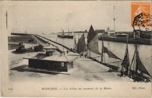 CPA HONFLEUR Les Jetees au Moment de la Maree (1250420)