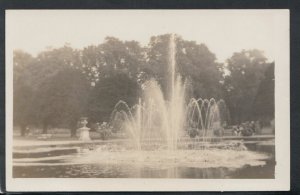 Middlesex Postcard - The Fountain, Hampton Court - Used not postally -  T3102