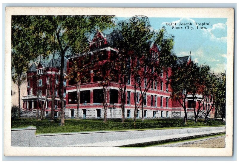 c1950 St. Vincent Hospital Building Road Side View Sioux City Iowa IA Postcard 