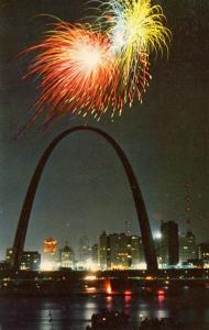 MO - St Louis. Gateway Arch, Fireworks