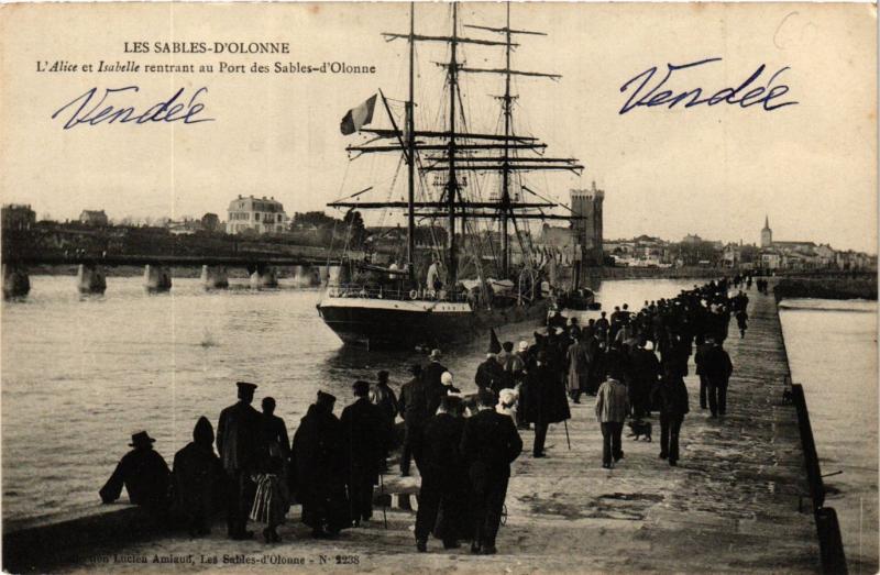 CPA Les SABLES-d'OLONNE - L'Allée et Isabelle rentrant au Port des (297651)