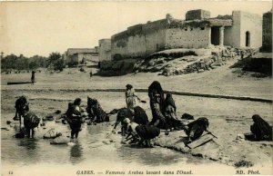 CPA AK ND 10 GABES - Femmes arabes lavant dans l'Oued TUNISIE (799035)