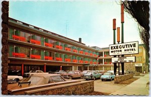 VINTAGE POSTCARD 1960s CLASSIC CARS PARKED AT THE EXECUTIVE MOTOR HOTEL TORONTO