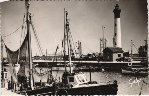 CPA OUISTREHAM RIVA-BELLA - Barques de Peche et le Phare (1229039)