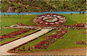 VINTAGE POSTCARD THE FLORAL CLOCK NORTH OF FREDERICTON NEW BRUNSWICK