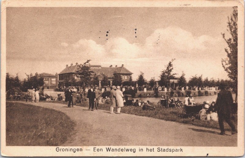 Netherlands Groningen Een Wandelweg in het Stadspark Vintage Postcard 04.14