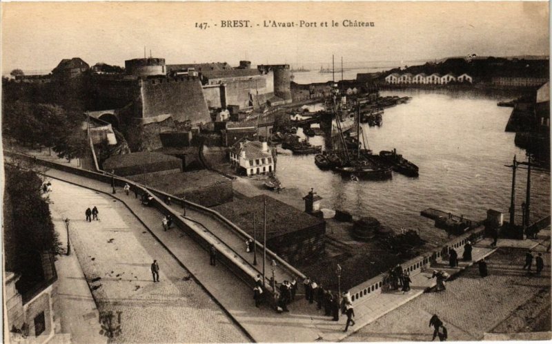 CPA BREST - L'Avant-Port et le Chateau (252480)