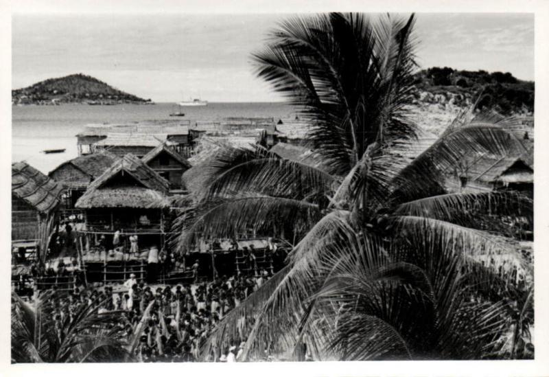 Papua New Guinea, Real Photo Native Papuas, Native Village (1930s) RP (31)