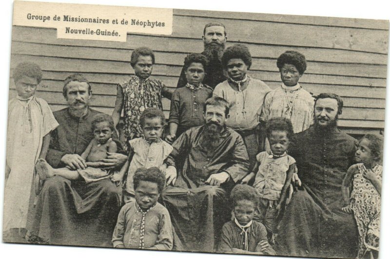 PC PAPUA NEW GUINEA, GROUPE MISSIONNAIRES, Vintage Postcard (b31449)