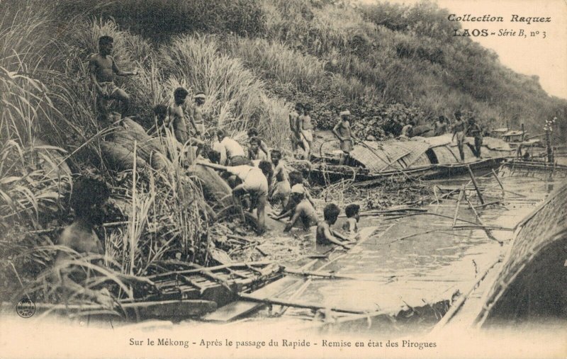 Laos Sur le Mékong Aprés le passage du Rapide Remise en etat des Pirogues 03.77