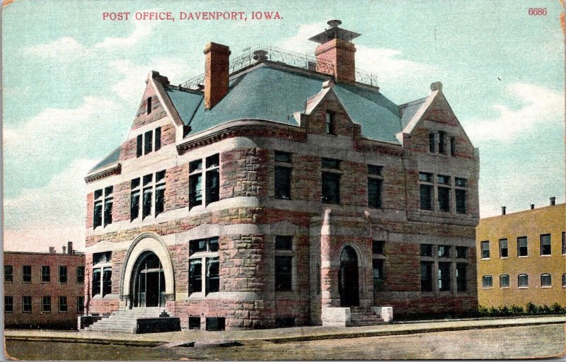 Postcard United States Post Office in Davenport, Iowa