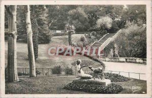 Modern Postcard Nimes (Gard) The Fountain Garden with Girl in Chevreau M Cour...