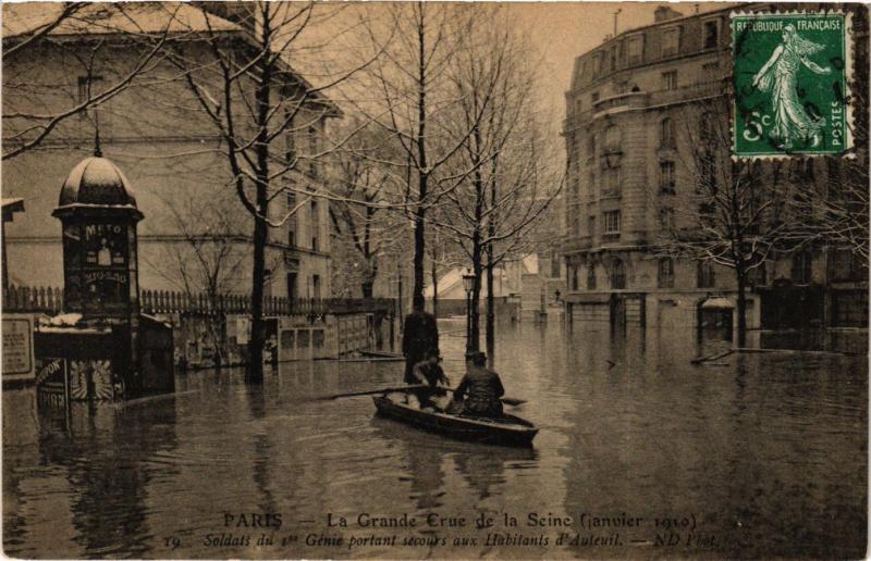 CPA PARIS 16e-La Grande Crue de la Seine-Soldats du Ier Génie portant (325834)