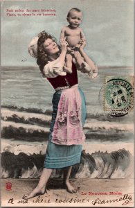 Mother With Baby At The Beach Le Nouveau Moïse Vintage Postcard 09.80
