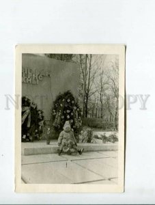 3159972 RUSSIA Child near Mass Grave Wreaths REAL PHOTO