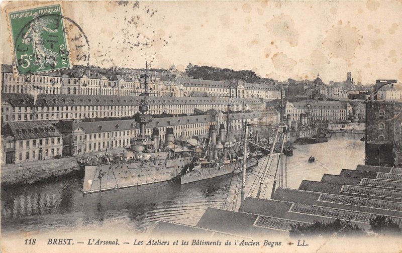 US21 war ship France Brest l'Arsenal les ateliers et les Batiments   TCV