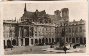 CPA REIMS Place Royale et la Cathedrale (991047)