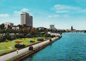 Germany Frankfurt Mainufer mit Hotel Frankfurt und Dom