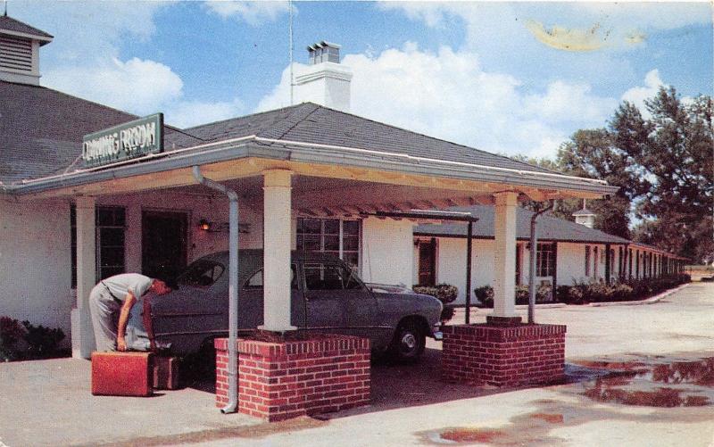 Wallace South Carolina~Wallace Motor Court Motel~Man w Luggage by 50s Car