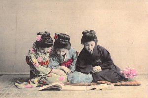 c.'06 Early Japanese Art , Three Beautiful Girls Looking at Book, Old Postcard