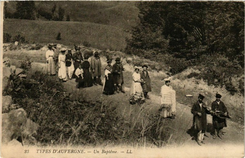 CPA Types d'Auvergne Un Baptéme FRANCE FOLKLORE (789132)